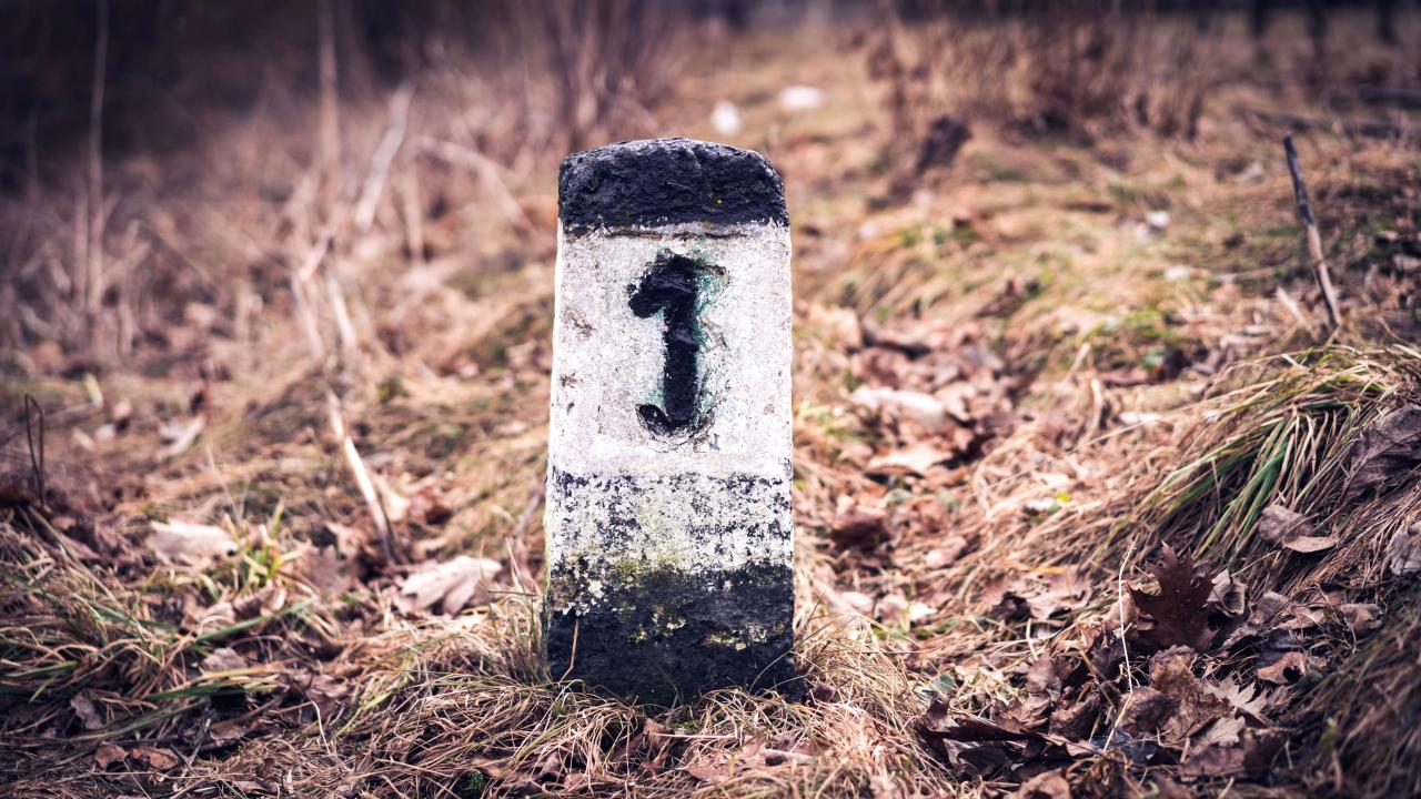 Mile marker with a number 1 from Magnific.com